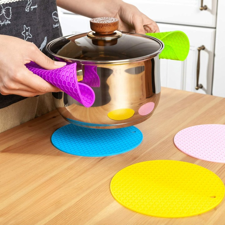 Multifunction Original Heat Resistant Silicone Mat Nonslip Pads Pot Holder Table Place mat (random color)